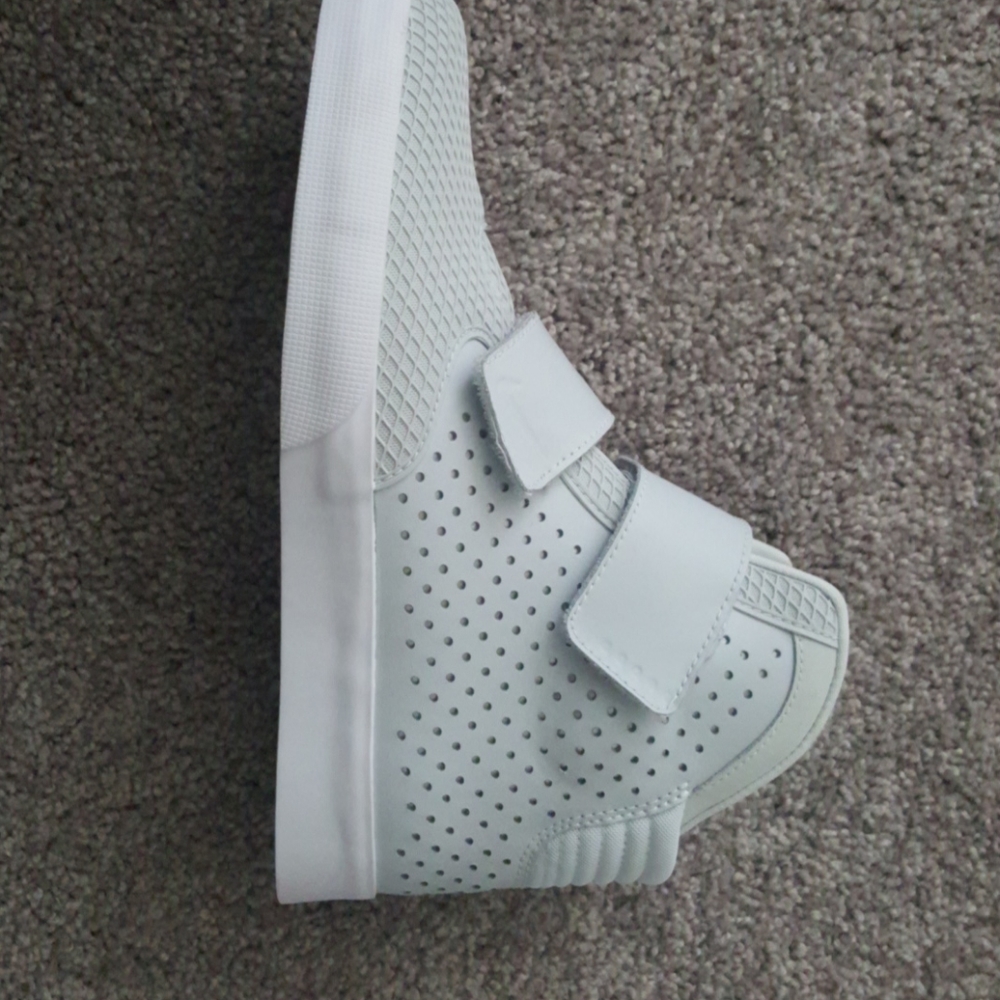 Tennis shoes
